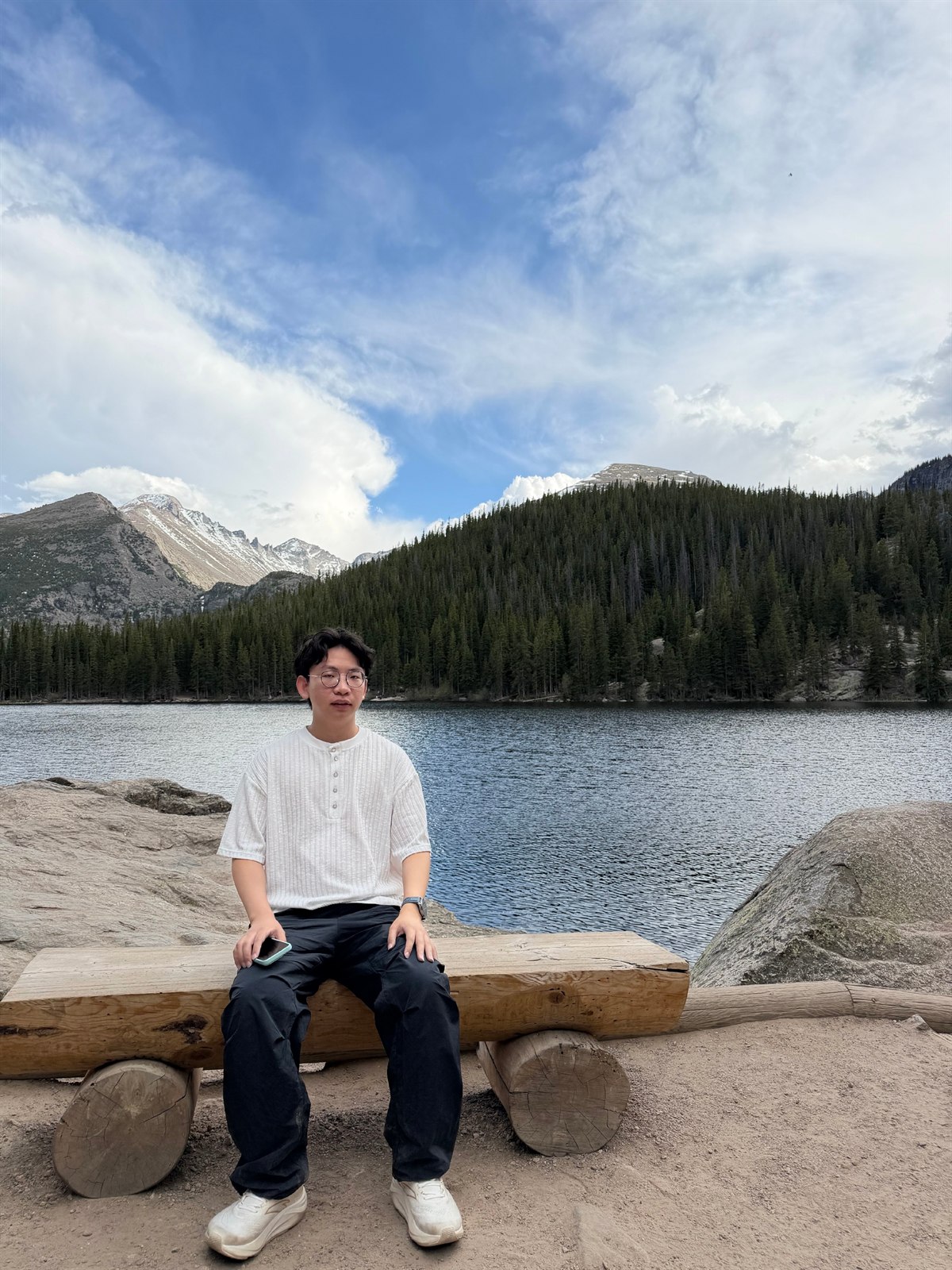 陈旺在山湖边的个人照片